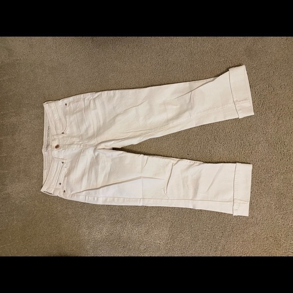 Signature Modern Capri Levi Strauss - Picture 8 of 12